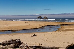 On the beach - Beachfront! Walk the short path to the Beach, or enjoy the waves from the Deck (Rockaway Beach)