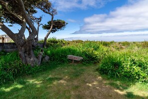 Property grounds - Beachfront! Walk the short path to the Beach, or enjoy the waves from the Deck (Rockaway Beach)