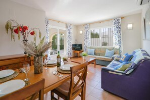 Unclassified image, 5 of 17, button