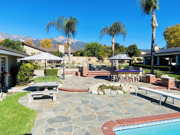 تناول الطعام بالخارج