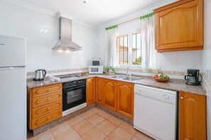 Kjøleskap, mikrobølgeovn, ovn og oppvaskmaskin