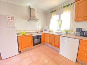 Kühlschrank, Mikrowelle, Ofen, Geschirrspüler