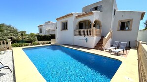 A swimming pool with a white house in the background. - 0361 Villa Monte Javea Laurel (Javea / Xàbia)