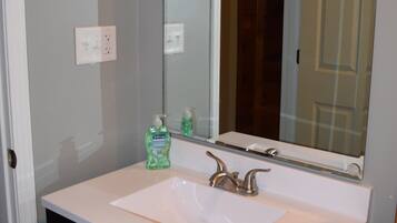 Dusche, Handtücher, Toilettenpapier