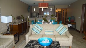 Ein Wohnzimmer mit einer Couch, einem Couchtisch und einem Essbereich.