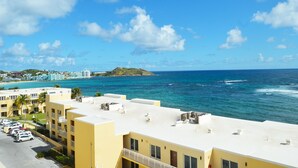 Ein Küstenhotel mit Blick auf das Meer und eine entfernte Insel.