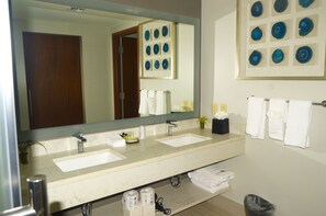 シャワー、シャンプー、トイレットペーパー