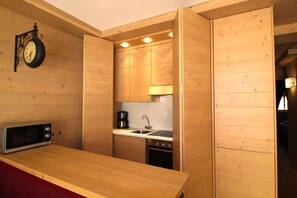 KĂŒhlschrank, Mikrowelle, Ofen, Herdplatte