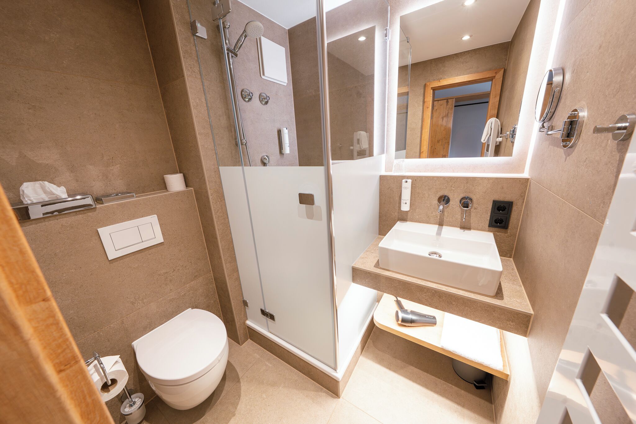 single room | 1 bedroom, in-room safe, desk, laptop workspace