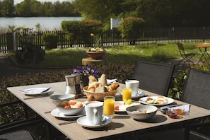 Free daily buffet breakfast