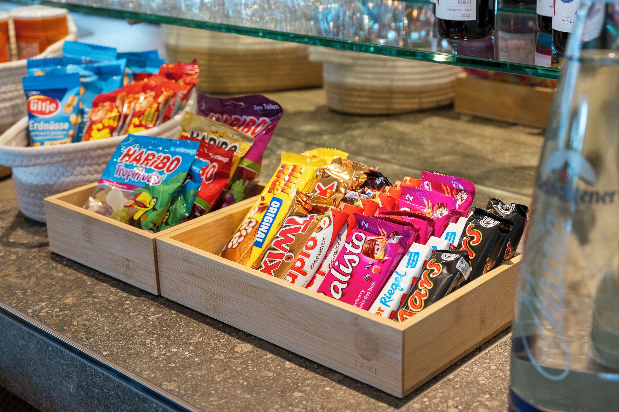 Une sélection de barres chocolatées présentée dans une boîte en bois.