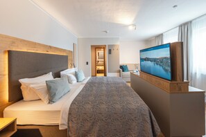 客房内保险箱、办公桌、笔记本电脑工作区、熨斗/熨衣板