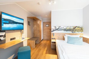 單人房 | 房內夾萬、書桌、手提電腦工作空間、熨斗/熨衫板