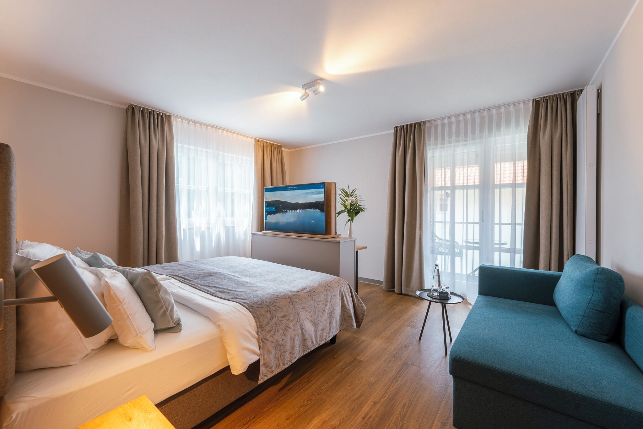 Zimmersafe, Schreibtisch, laptopgeeigneter Arbeitsplatz