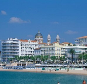 Una spiaggia nelle vicinanze