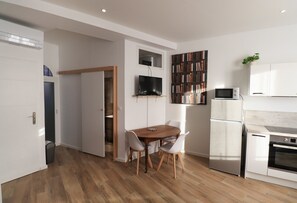 Fridge, microwave, oven, stovetop -  Sunny apartment of 34m², separate bedroom, downtown Saint-Raphaël (Saint-Raphaël)