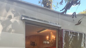 Un intérieur de camping-car compact comprenant un coin cuisine, un espace repas et un petit coin salon.