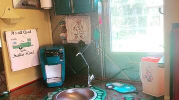 Refrigerador, microondas, cafetera/tetera, tostadora