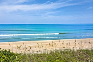 Beach nearby, sun-loungers, beach towels