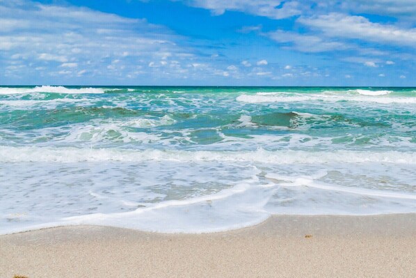 Plage à proximité, chaises longues, serviettes de plage