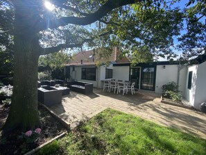 Outdoor dining - Wonderful vacation home at the IJsselmeer (Warns)