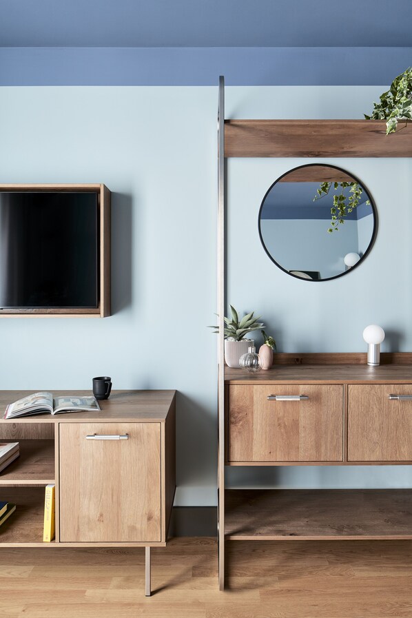Locke Studio | Living area | 42-inch Smart TV with digital channels, TV - Schwan Locke (Munich)