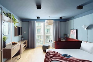 Locke Studio with Balcony | خزنة داخل الغرفة ومكتب ومساحة عمل للكمبيوتر المحمول وستائر تعتيم