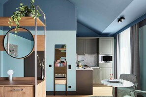 In-room safe, desk, laptop workspace, blackout drapes - Schwan Locke (Munich)