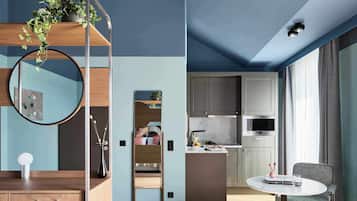 Coffee/tea maker, fridge, microwave, stovetop