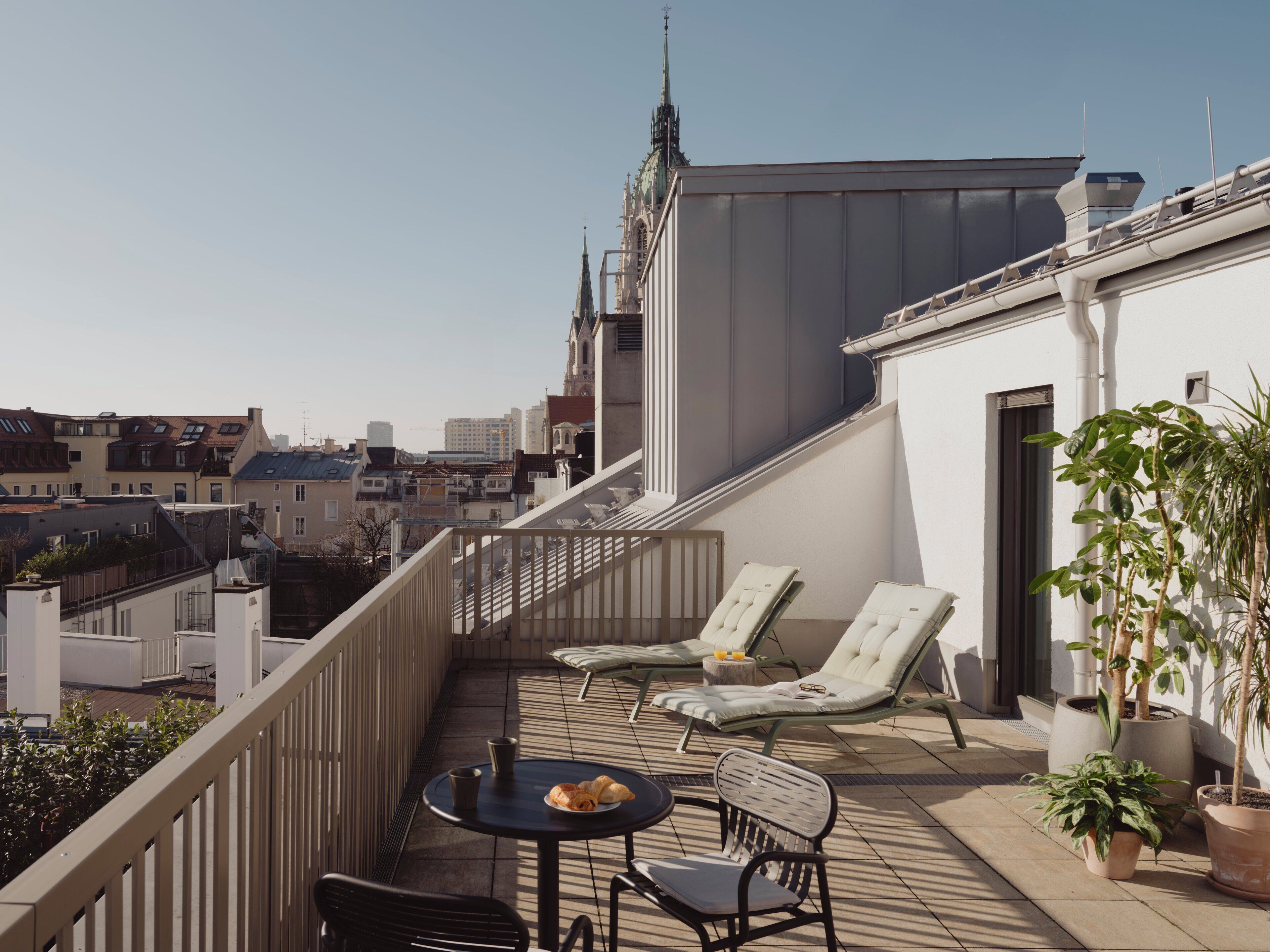 Zimmersafe, Schreibtisch, laptopgeeigneter Arbeitsplatz