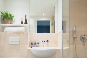 Dusche, kostenlose Toilettenartikel, Haartrockner, Handtücher