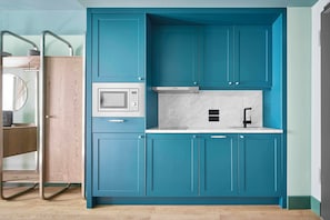 Fridge, microwave, stovetop, dishwasher - Schwan Locke (Munich)
