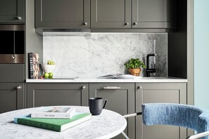 City Studio | In-room safe, desk, laptop workspace, blackout drapes - Schwan Locke (Munich)