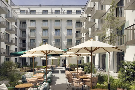 Exterior. Schwan Locke