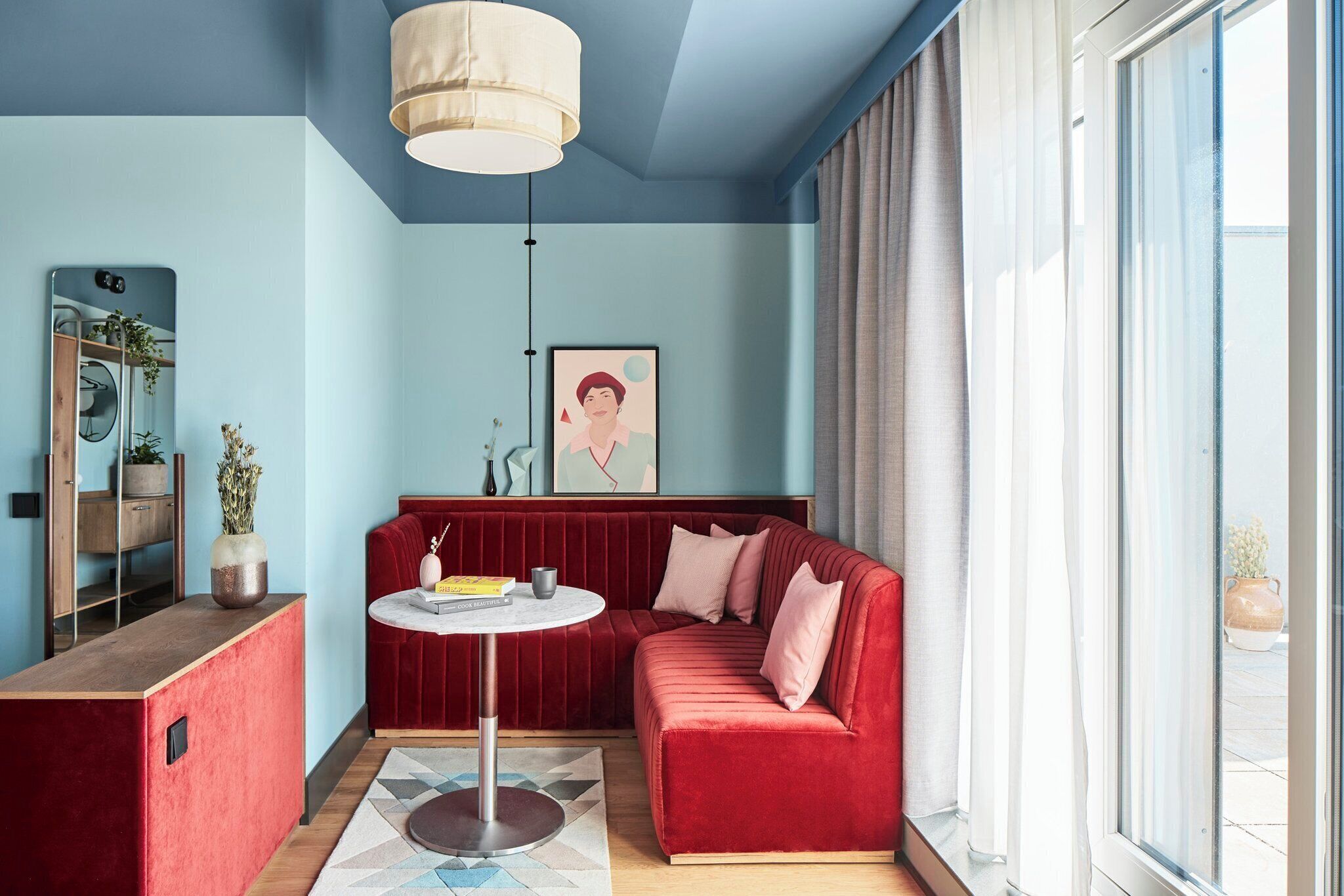 Pengeskab på værelset, skrivebord, arbejdsområde til bærbare computere