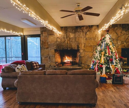 Beautifully open and spacious lodge on a beautiful 350 acre private property