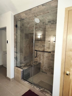 Een douche, een haardroger, handdoeken