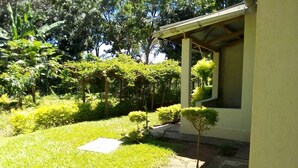 Un giardino curato con un vialetto lastricato che conduce a un edificio con un portico coperto.