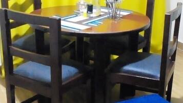 House | 1 bedroom, iron/ironing board, free WiFi, bed sheets