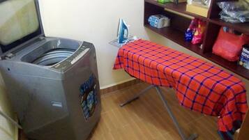 House | 1 bedroom, iron/ironing board, free WiFi, bed sheets