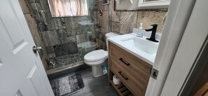 Dusche, Handtücher, Seife, Toilettenpapier