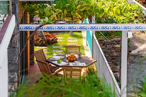 Outdoor dining - Great zen villa, access to beach | Villa do Mar IV (Arco Da Calheta)