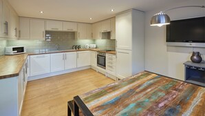 Maison | Cuisine privée | Réfrigérateur, micro-ondes, four, plaque de cuisson