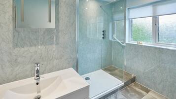 House | Bathroom | Combined shower/tub, free toiletries, hair dryer, towels
