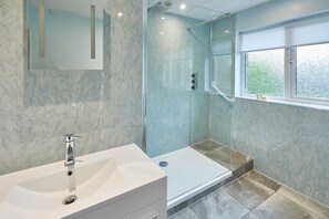 Ferienhaus | Badezimmer | Duschwanne, kostenlose Toilettenartikel, Haartrockner, Handtücher