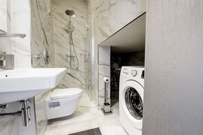 Douche, sèche-cheveux, serviettes fournies, savon