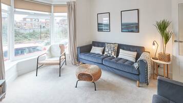 Talo | Olohuone | 32–tuumainen taulutelevisio, jossa satelliittikanavat