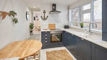 Talo | Yksityinen keittiö | Täysikokoinen jääkaappi, mikroaaltouuni, uuni, liesi