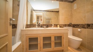 Bathtub, towels