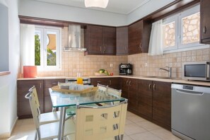Kühlschrank, Mikrowelle, Ofen, Geschirrspüler